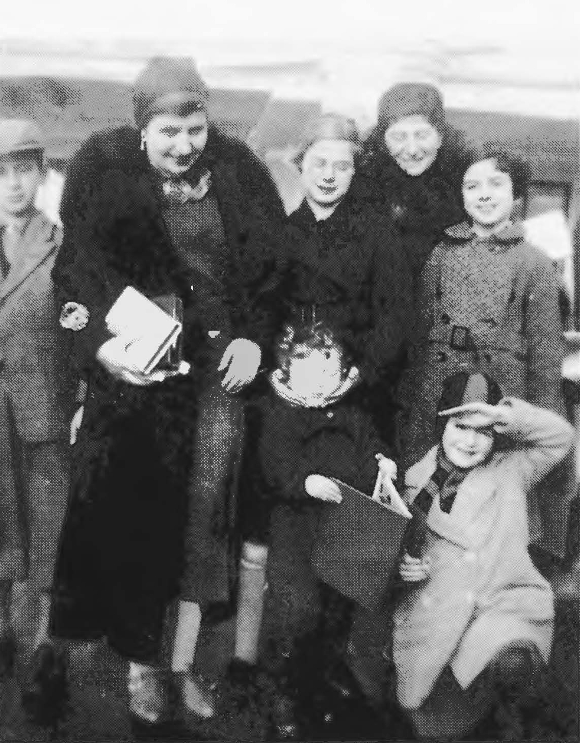 berfahrt von Marseille nach Haifa Januar 1936 Inge Lion kniet an der rechten Seite